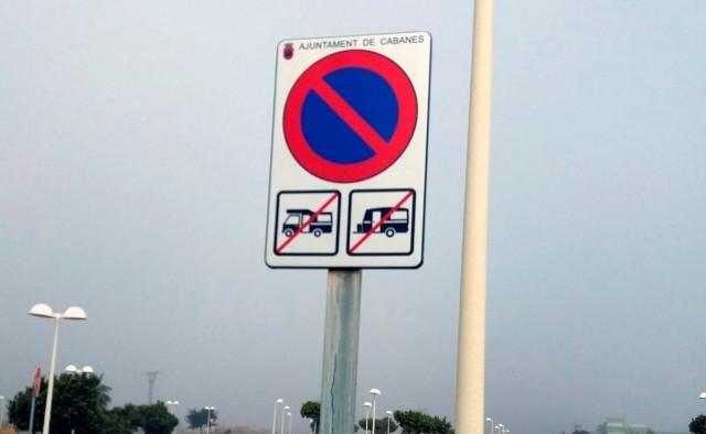 El Ayuntamiento de Cabanes asegura que trabaja para erradicar la estancia ilegal de autocaravanas