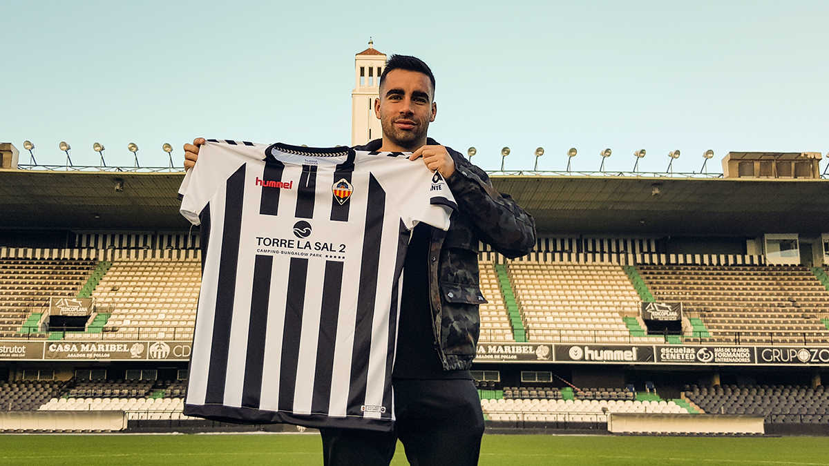 Óscar Fernández, tercer fichaje albinegro en enero