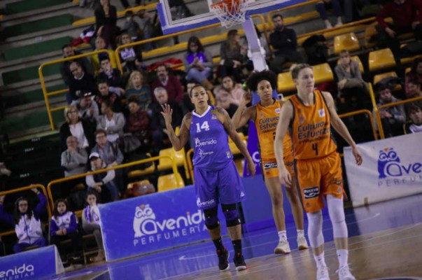 Valencia Basket planta cara a las campeonas pero se queda en la orilla (69-59)