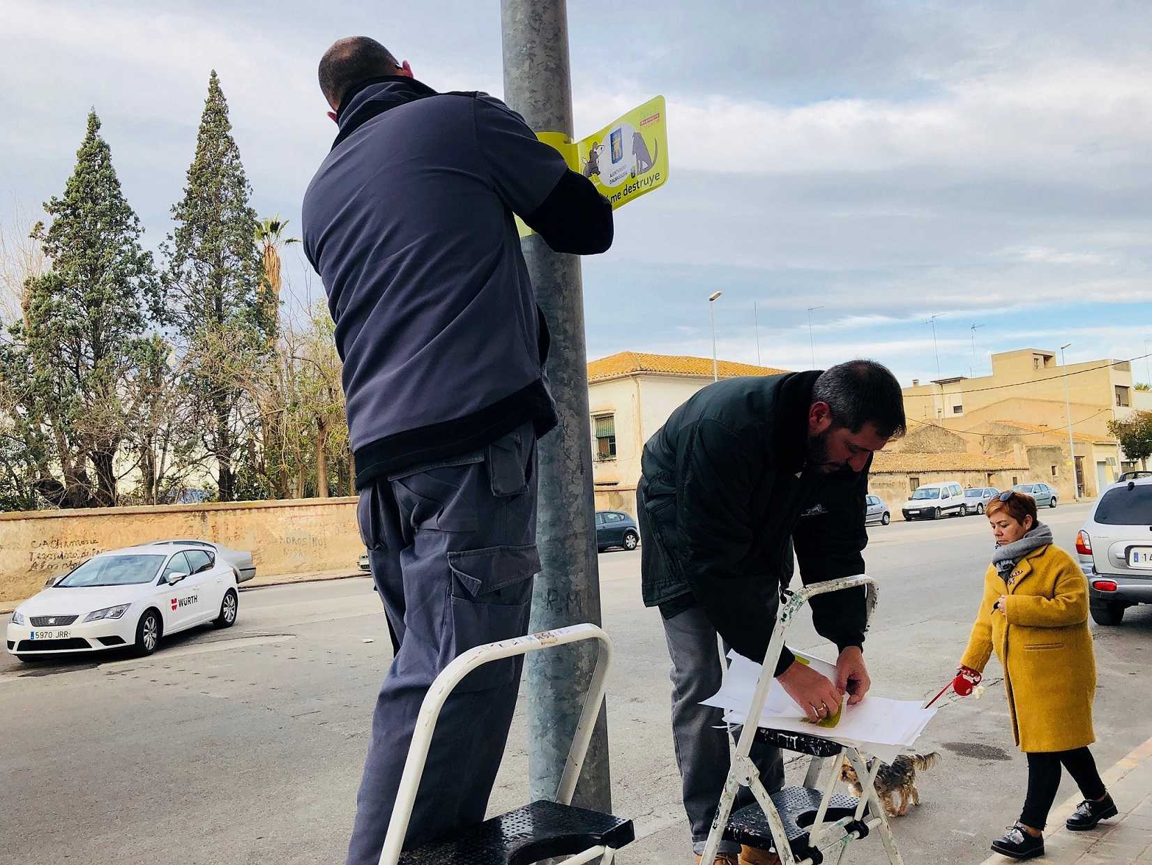 Almassora renueva la campaña de higiene para proteger las farolas del orín de los perros 