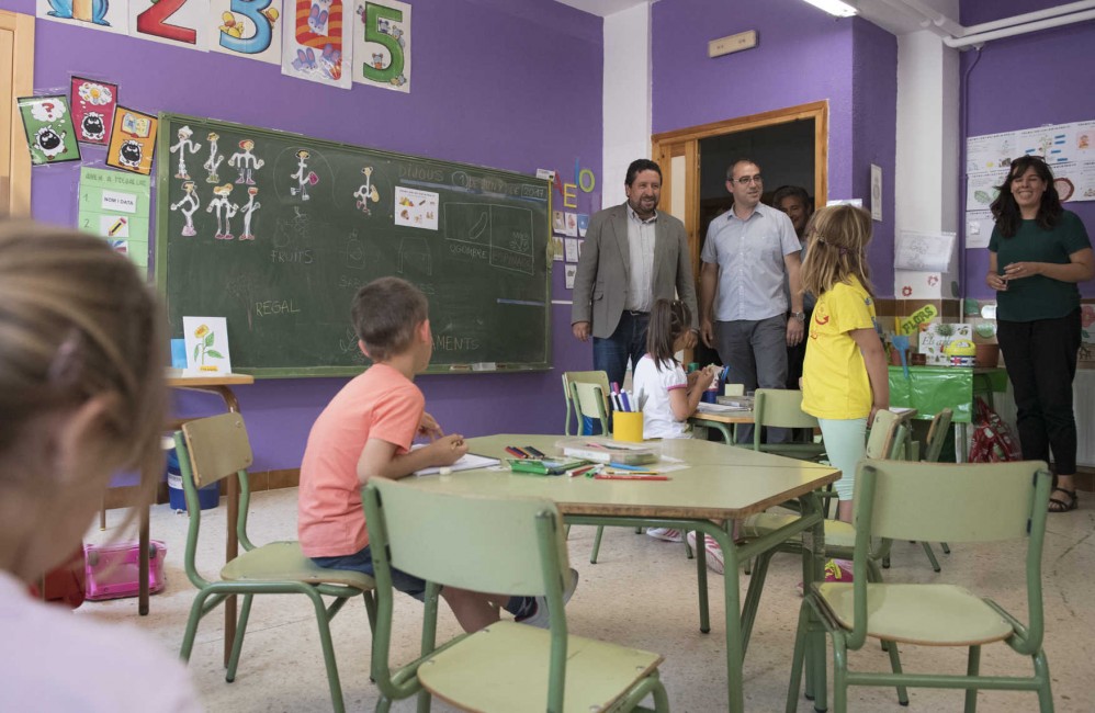 El presidente provincial, Javier Moliner, acompañado por el alcalde de Forcall y diputado socialista Santiago Pérez.  - 