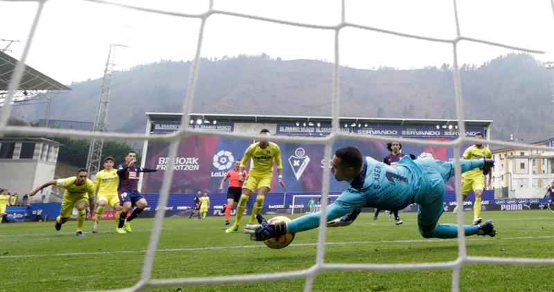 Asenjo sostiene al Villarreal ante un Eibar más intenso 