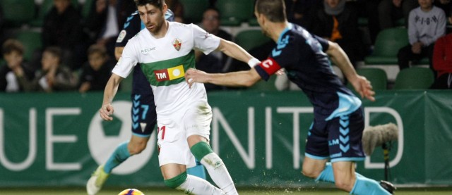 El Tenerife doblega a un batallador Elche