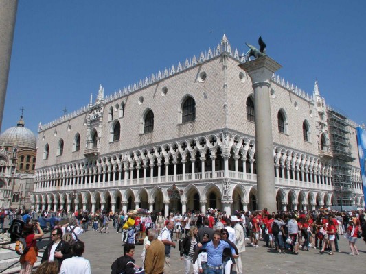 Venecia cobrará hasta 10 euros a los turistas que la visiten un solo día pero no pernocten en ella