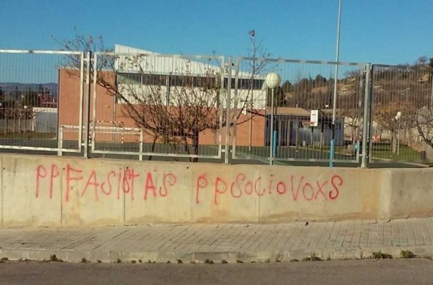 El PP condena unas pintadas en la pared de un colegio de Cabanes en las que se le tacha de fascista