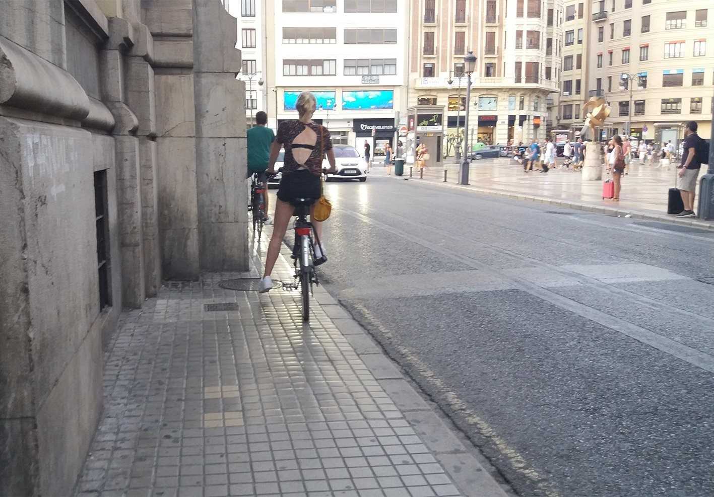Ciudadanos exige poder aparcar en el carril bus y propone un registro de bicis y patinetes