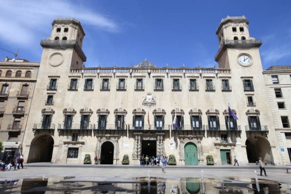Alicante reduce su inversión en servicios públicos y pierde transparencia hasta 2017, según OSUR