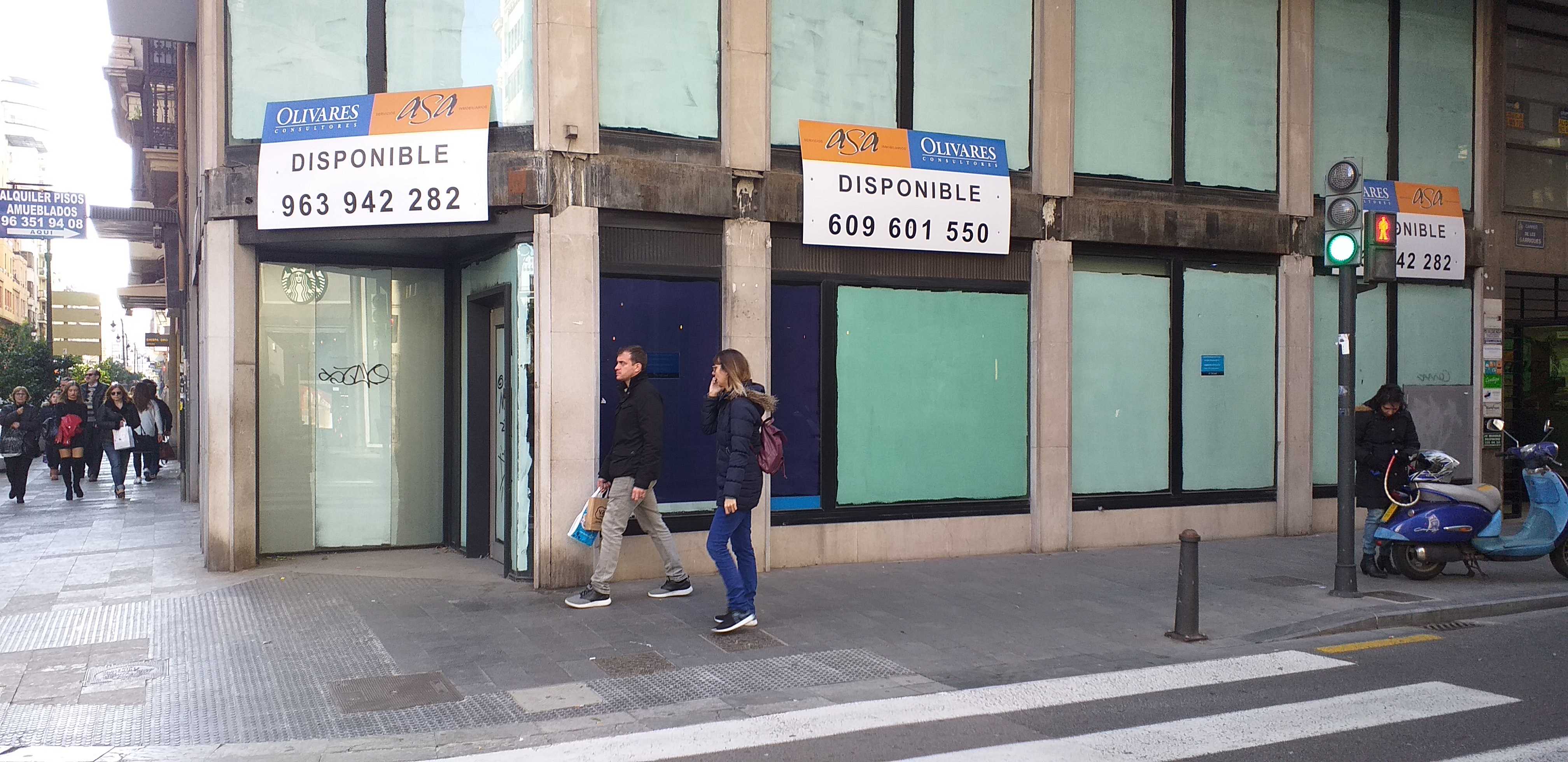 Una oficina cerrada en el centro de València.  - 