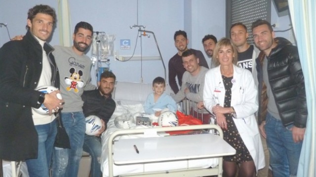Hércules visita y obsequia a los niños internados en hospitales de la ciudad
