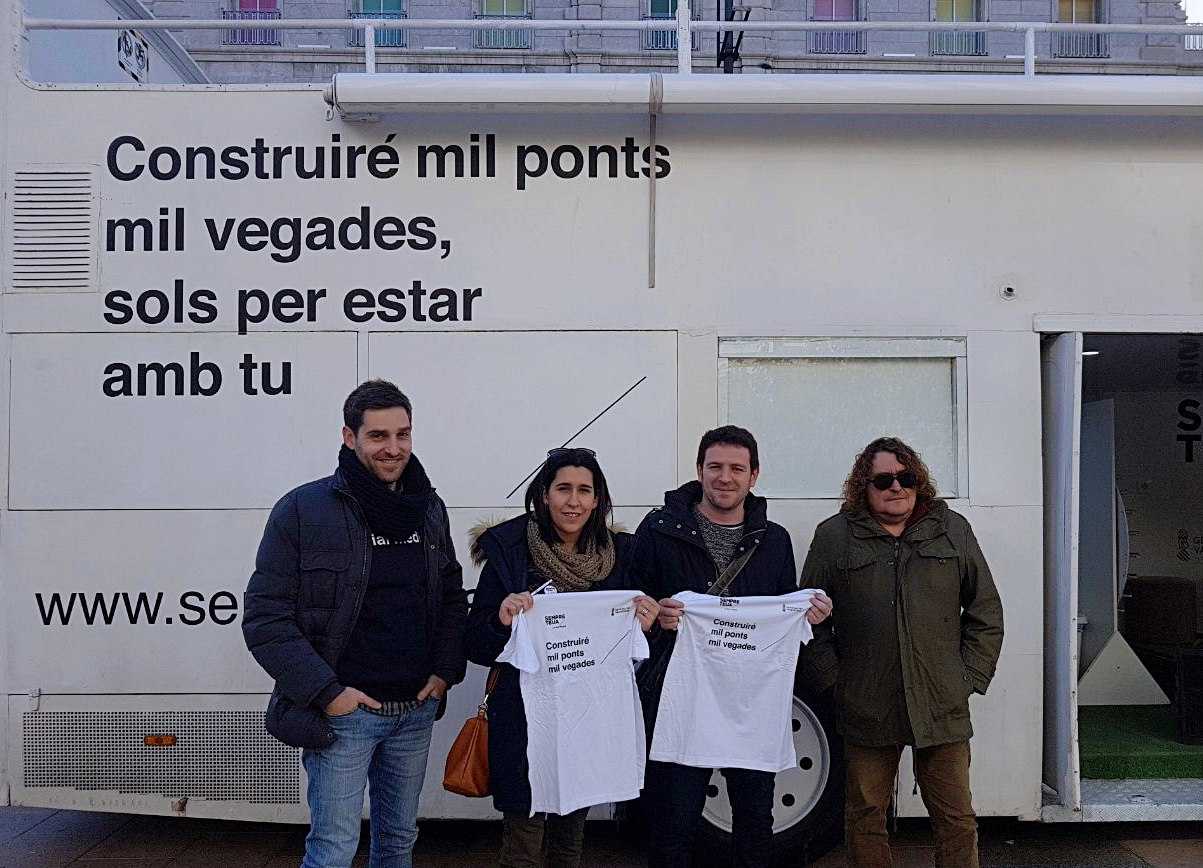 El Bus de la Llengua recala en Vila-real i Castelló amb exposicions, tallers i contacontes