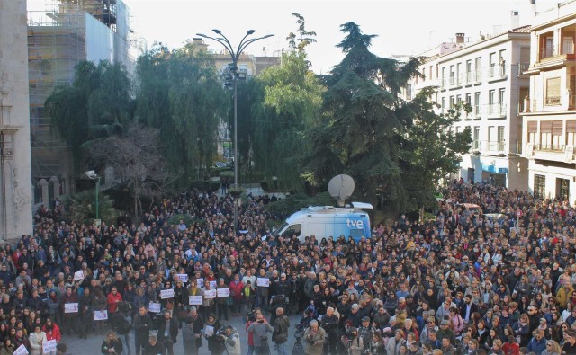 Unos 2.500 vecinos de Burriana condenan la agresión sexual a una menor en Nochevieja