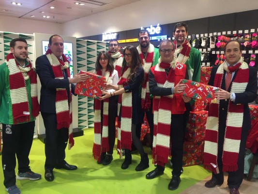 El TAU Castelló entrega a Cruz Roja los juguetes donados en la campaña solidaria de El Corte Inglés