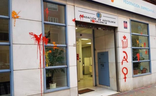 Arran ataca la sede de La Federación de Hostelería de Valencia