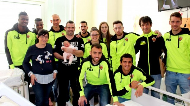 Una representación de equipos del Elche visita a los niños hospitalizados