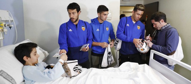 El Valencia realiza la tradicional visita a los niños hospitalizados