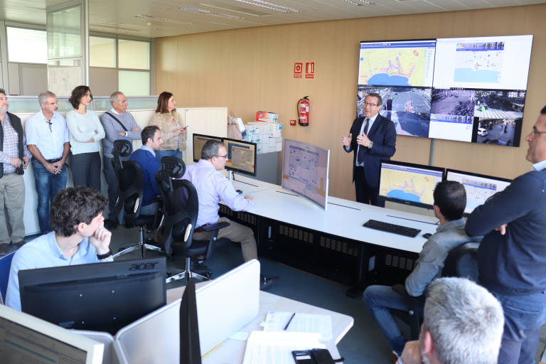 El alcalde de Benidorm en la oficina inteligente de Turismo, el pasado diciembre. Foto: AP - 