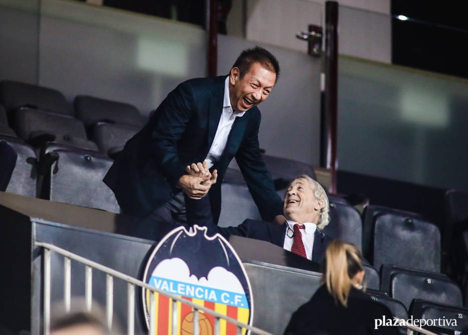 Peter Lim saludando al histórico defensa valencianista Juan Cruz Sol - 