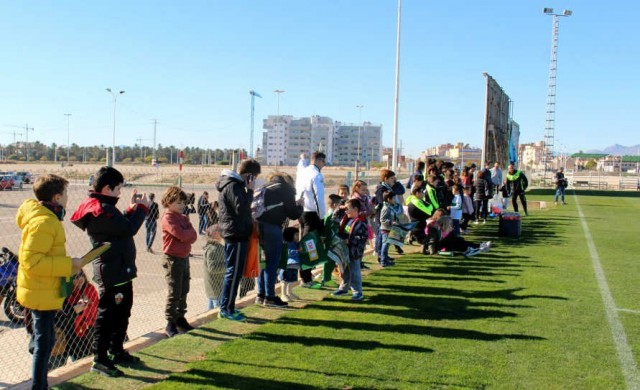 Un centenar de aficionados arropa al Elche en su primera sesión de entrenamiento del año