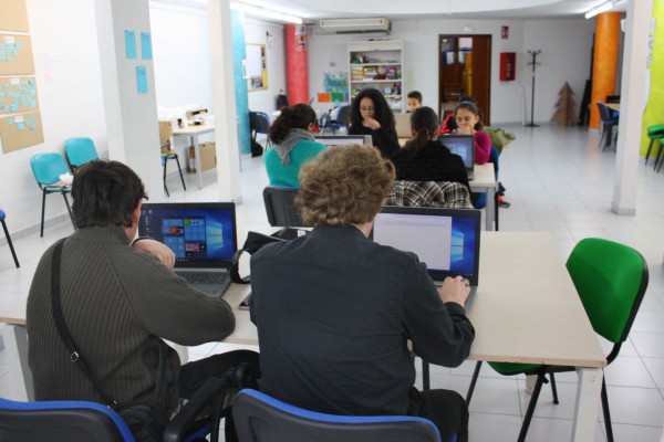 El Ateneu Jove de Almassora estrena con el año un aula de estudio y equipamientos informáticos