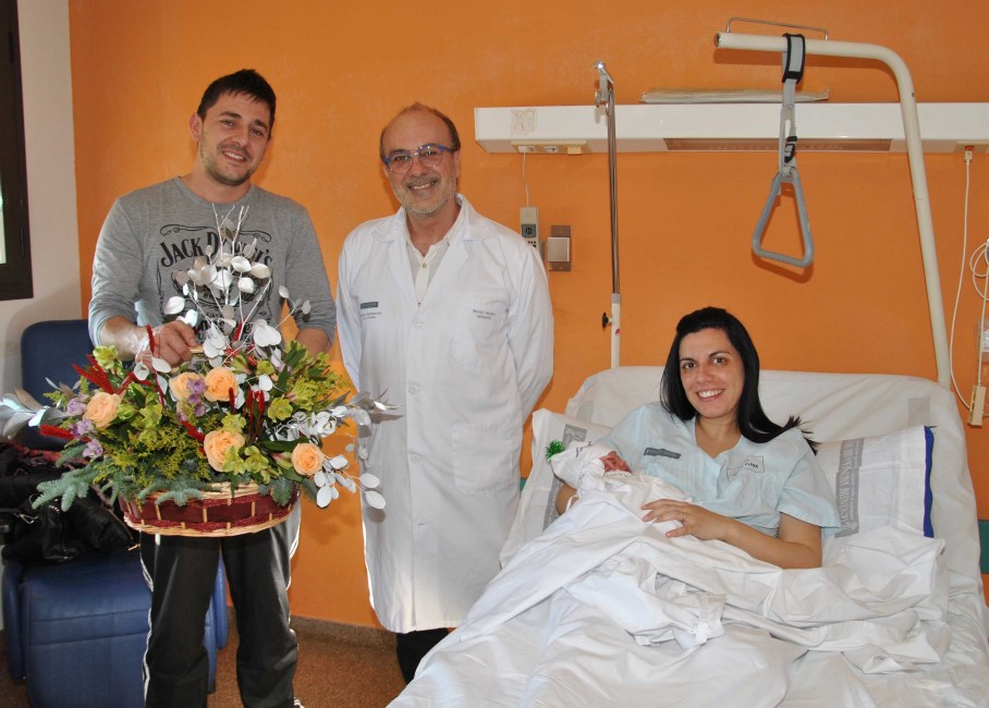 El gerente del Hospital de La Plana, Miquel Rovira, felicitó a Verónica y Antonio por el nacimiento de la pequeña Valeria.  - 