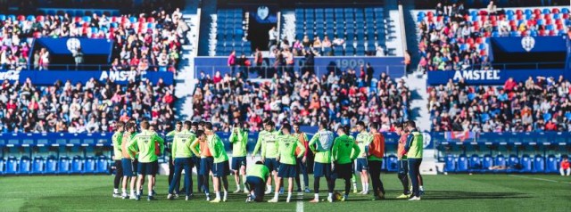 El Levante entrenó arropado por 2.000 seguidores en el Ciutat de València
