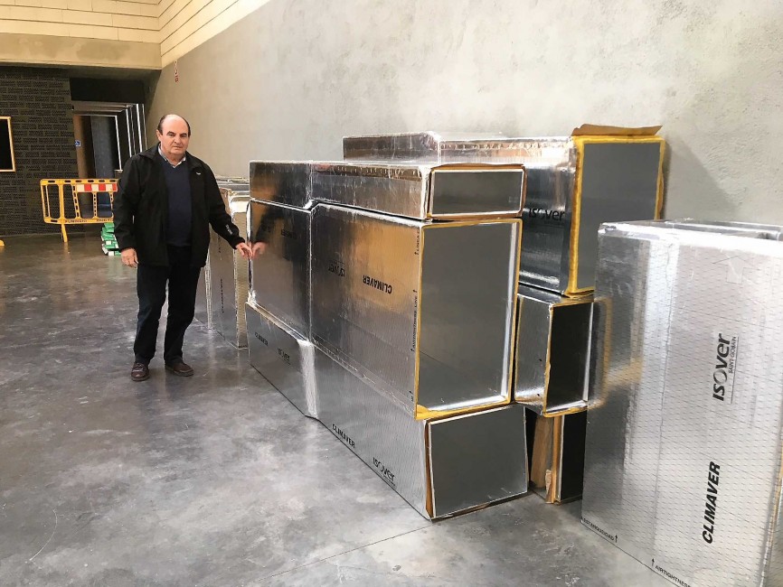 El alcalde de Les Useres, Jaime Martínez, enseña los materiales que permitirán aclimatar el Espai Cultural. - 