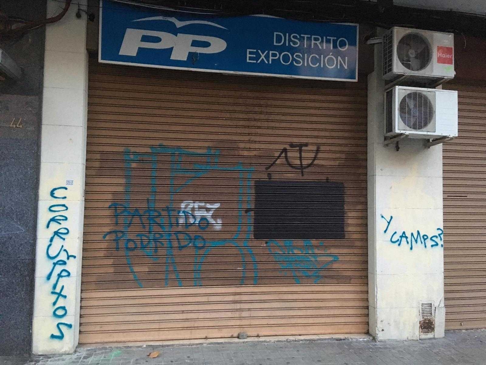 Atacan con pintadas la sede del PP del distrito de Exposición en València