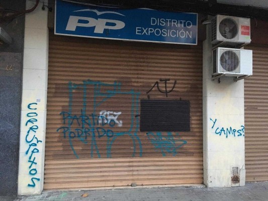 Atacan con pintadas la sede del PP del distrito de Exposición en València
