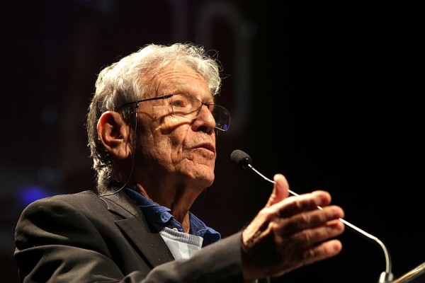 Muere el escritor israelí Amos Oz 