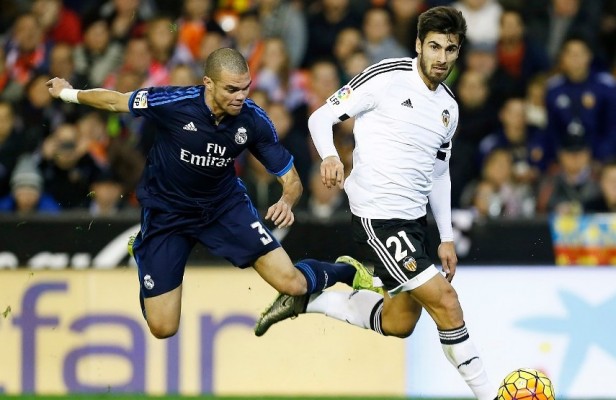 André Gomes lidera al Valencia ante el Real Madrid