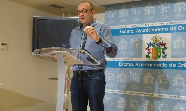 El edil del PSOE de Orihuela, Víctor Ruiz, registra su marcha y Emilio Zaplana cubre su lugar en el Pleno