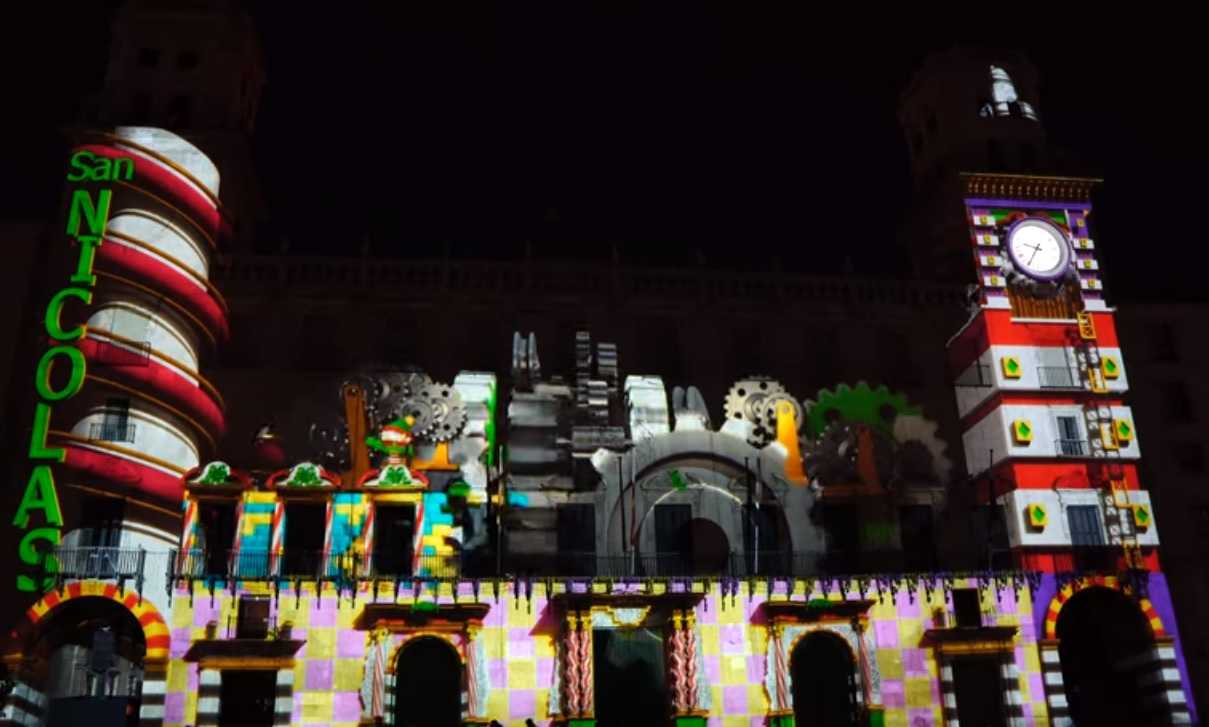 Un instante de la proyección en la que el Ayuntamiento se convierte en un cuento gran de Navidad - 