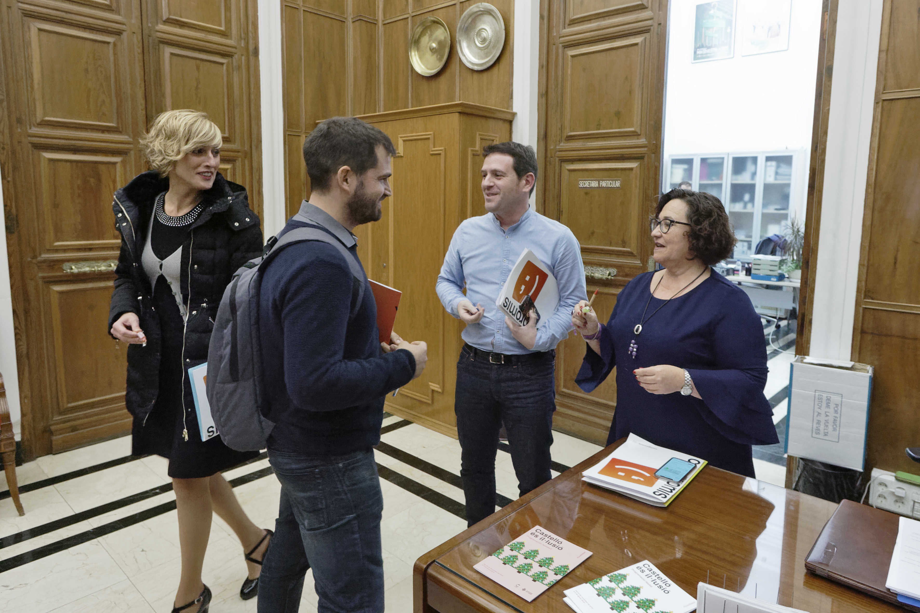Los cuatro ediles de Compromís, minutos antes del último pleno municipal. (Foto: ANTONIO PRADAS) - 
