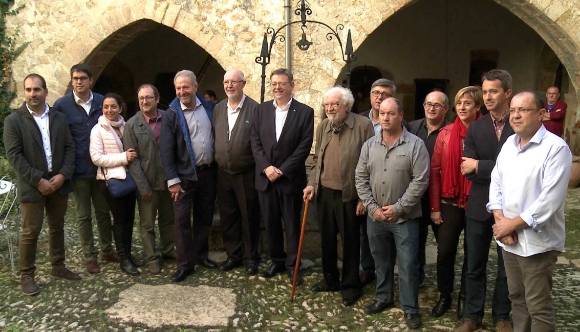 El presidente Puig durante la visita que hizo al castillo para agradecer al alcalde Ricardo Miravet. la labor de recuperación del castillo. - 