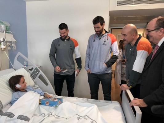 La plantilla del Valencia Basket regala felicidad a los niños del Hospital La Fe