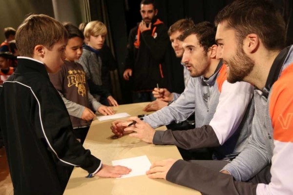 Vives, Doornekamp y Tobey visitan el X Campus de Nadal de Valencia Basket