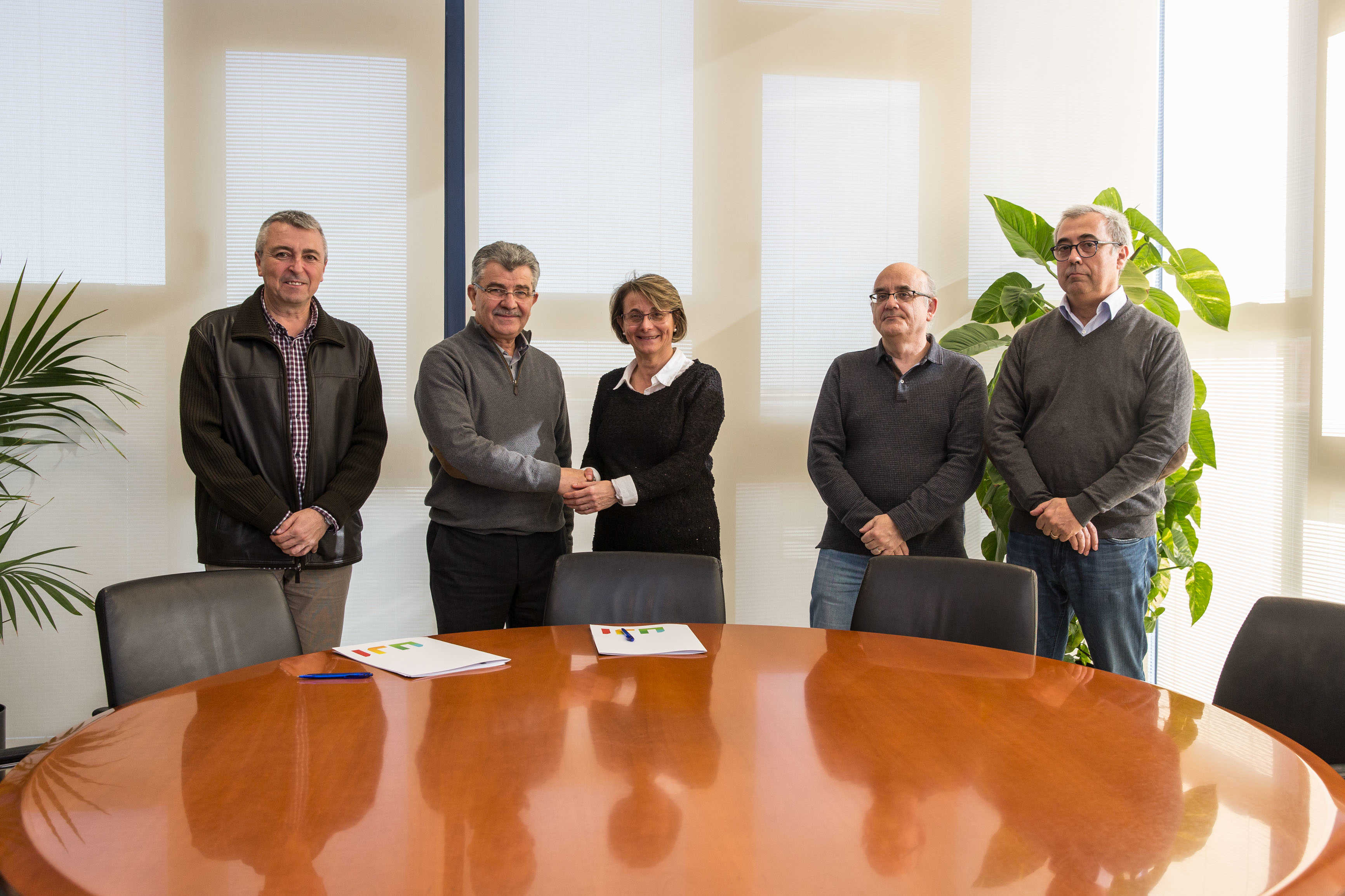 La UJI y AICE acuerdan reforzar su colaboración para incentivar el sector cerámico de Castellón