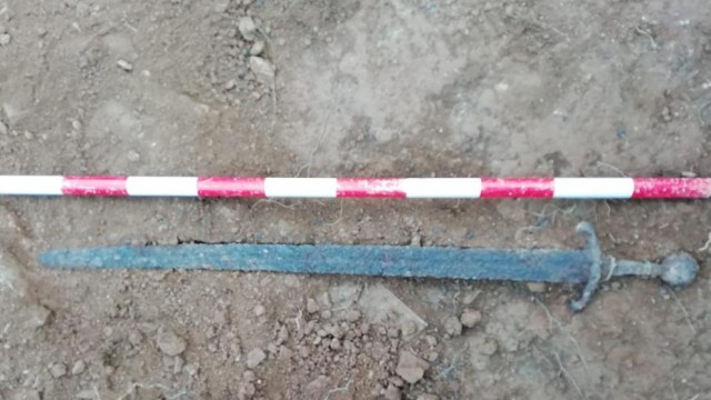 Las obras del castillo de Aín sacan a la luz una espada medieval