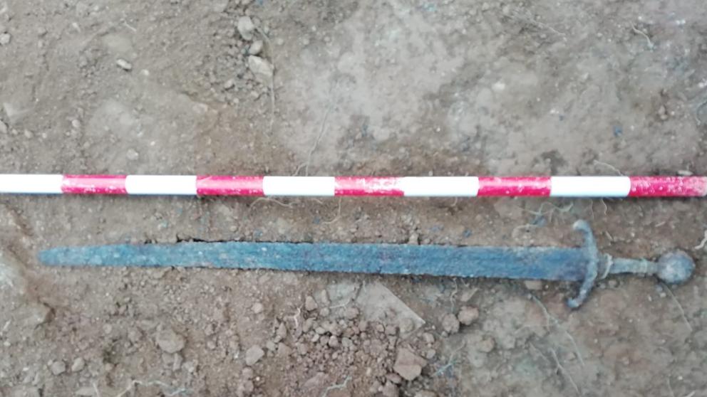 Las obras del castillo de Aín sacan a la luz una espada medieval