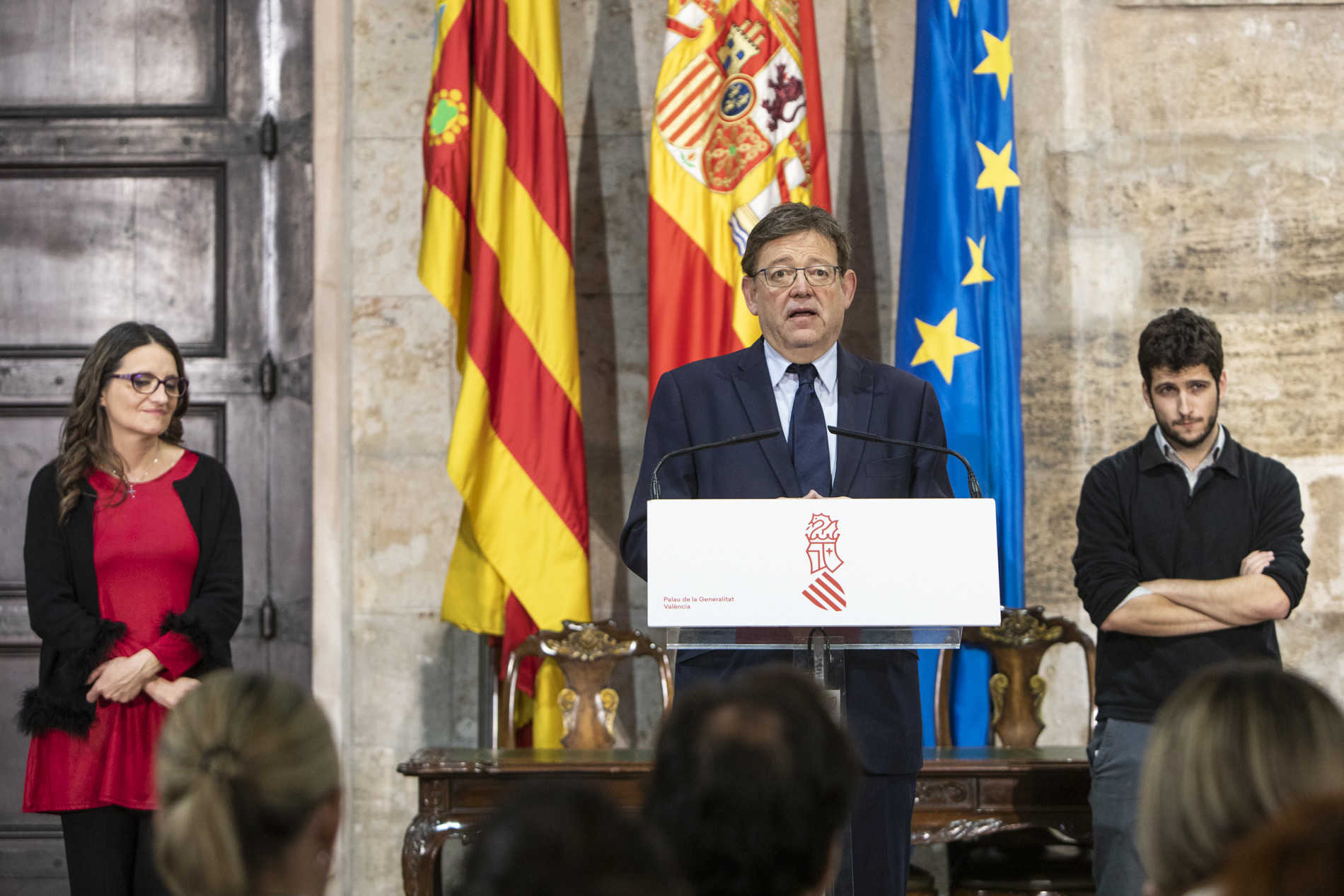 El presidente de la Generalitat, Ximo Puig, acompañado de Oltra y Estañ, los responsables del Botànic. Foto: EVA MÁÑEZ - 
