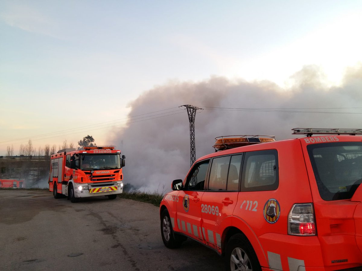 Ocho bomberos siguen trabajando para extinguir el incendio de Sollana

