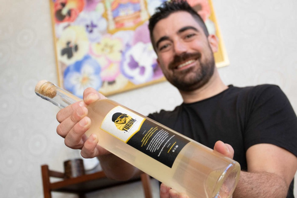 El creador del gin-tonic de turrón del jijonenco Santi Gómez. Foto PEPE OLIVARES - 