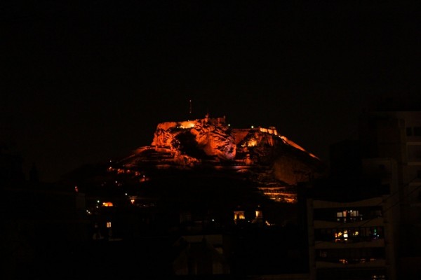 El nuevo sistema de iluminación del Castillo de Santa Bárbara permitirá teñirlo de diferentes colores