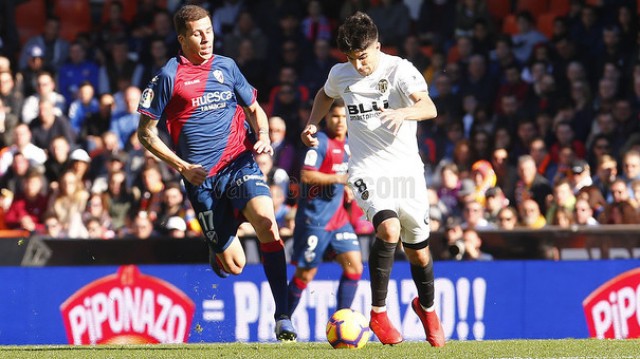 Gayà y Carlos Soler no estarán en el partido contra el Alavés