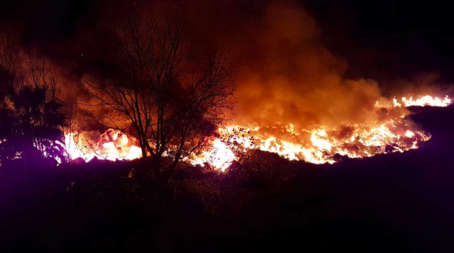 Un incendio de grandes dimensiones quema una fábrica abandona de Sollana