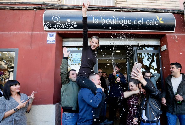 Un bar de Alicante reparte 15 millones del Segundo Premio que adquirió en Almansa 