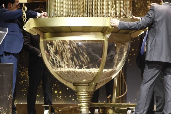 El 2.308, agraciado con el último quinto premio del Sorteo de Navidad, muy repartido en la Comunitat