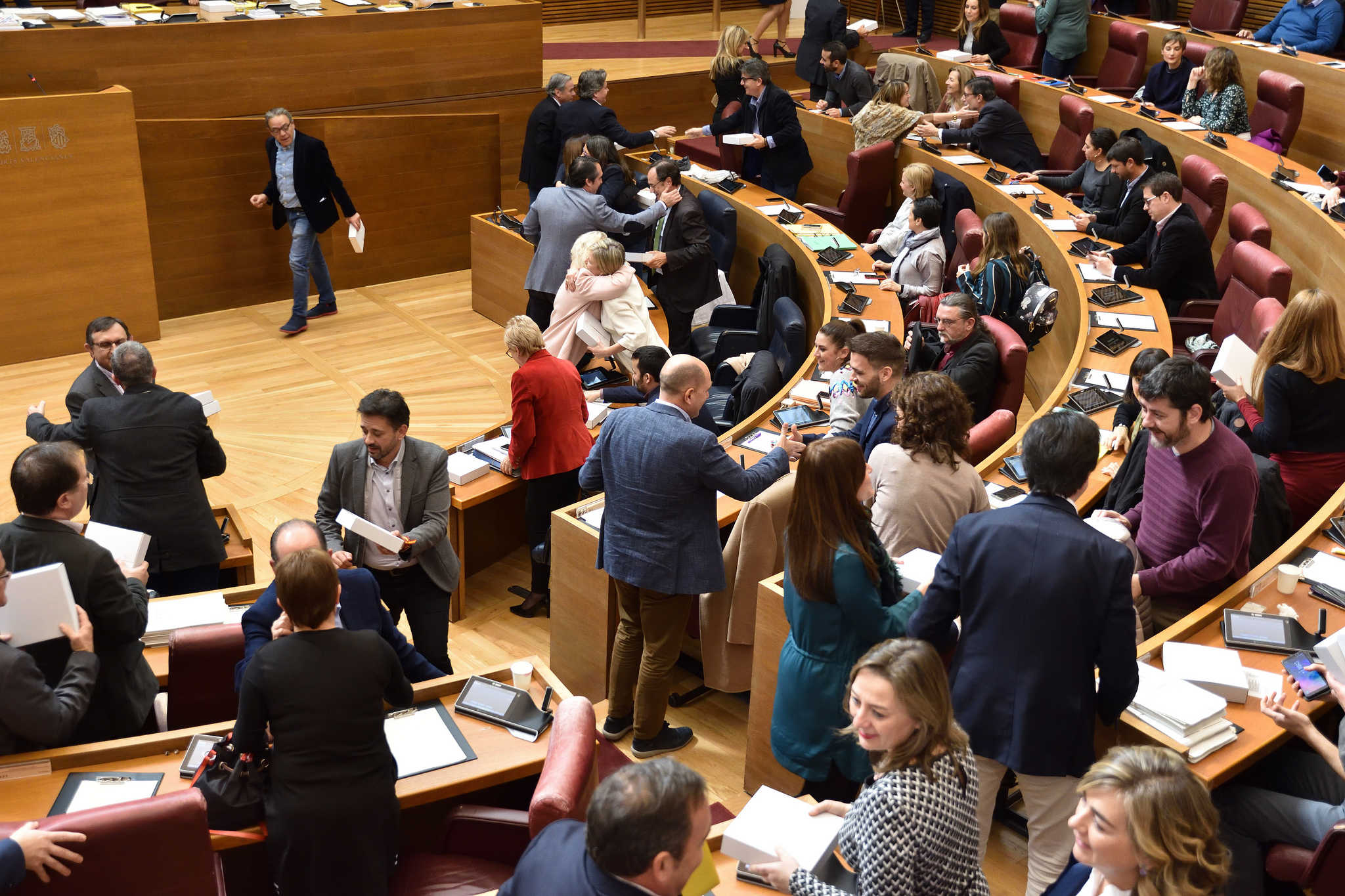 Buenos propósitos, lágrimas y las 12 uvas en el último pleno de Presupuestos en Les Corts
