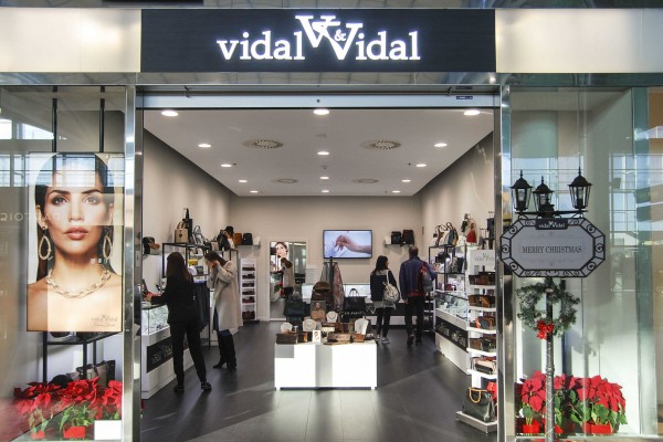 El Altet inaugura una joyería de Vidal & Vidal y traslada un 'duty free' a la zona de embarque