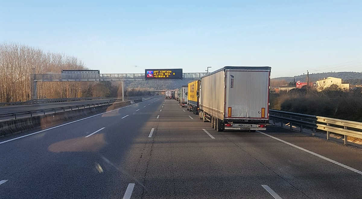 Cientos de camiones de Castellón no pueden acceder a Europa por los cortes de carretera en Cataluña